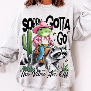 Grenouille cowboy tendance et drôle (PNG), clipart de cavalier de raton laveur, désolé, je dois y aller, l'ambiance est mauvaise (PNG), sublimation animalière occidentale, conception de t-shirt de cow-girl