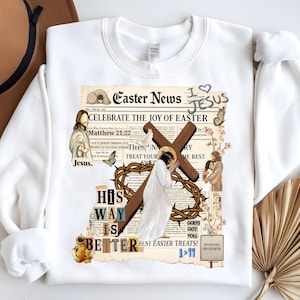 Könnte beinhalten: Weißes Sweatshirt mit einem religiösen Collage-Design. Die Grafik zeigt ein Kreuz, Jesus und den Text "Easter News" und "His Way Is Better". Das Sweatshirt hat einen Rundhalsausschnitt und lange Ärmel.