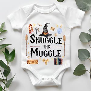 Acurrucarse este traje de bebé muggle PNG Género Revelar Anuncio de nacimiento Mundo mágico Bebé Babygrow Ducha Regalo Traje de mago PNG
