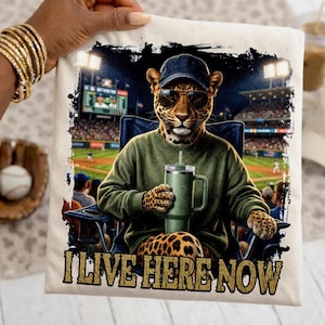 Ich wohne jetzt hier (Leoparden-PNG), Lustiges Leoparden-Baseball-/Softball-Shirt (PNG), Ballfield Mama Style (PNG), Softball-Mama-Shirt (DTF Baseballfeld)