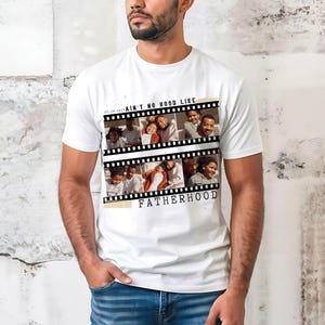 Pu&ograve; includere: T-shirt bianca con un design a striscia di pellicola che mostra foto di famiglia. Il testo "AIN'T NO HOOD LIKE FATHERHOOD" &egrave; stampato sulla maglietta. La maglietta &egrave; realizzata in materiale morbido, adatta per l'abbigliamento casual.