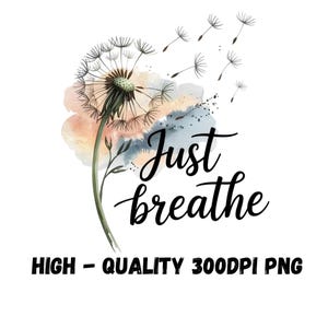 K&ouml;nnte beinhalten: Eine Aquarell-Illustration eines L&ouml;wenzahns mit Samen, die im Wind fliegen. Der Text "Just breathe" ist in schwarzer Kursivschrift unter dem L&ouml;wenzahn geschrieben.