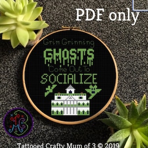 Könnte beinhalten: Ein schwarzes und grünes Kreuzstichmuster mit dem Text "Grim Grinning GHASTS Come Out To SOCIALIZE" und einem grünen und weißen Spukhausdesign.