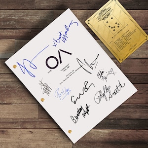 The OA Script Signierte Autogramm Drehbuch Karte - Brit Marling, Prairie Johnson, Emory Cohen, Patrick Gibson, Steve Winchell