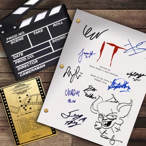 Puede incluir: Una página de guion blanca de la película "IT" con firmas del reparto y el equipo. Las firmas incluyen:  "Bill" (Jaeden Lieberher),  "Richie" (Finn Wolfhard),  "Mike" (Chosen Jacobs),  "Eddie" (Jack Dylan Grazer),  "Stan" (Wyatt Oleff),  "Beverly" (Sophia Lillis),  "Ben" (Jeremy Ray Taylor),  y un dibujo de Pennywise el payaso.