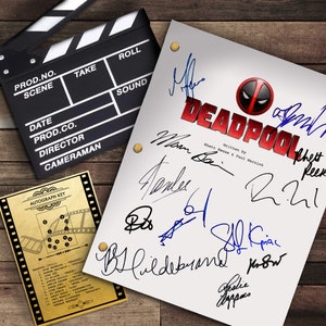 Op de afbeelding: Een wit filmscript met de titel "DEADPOOL" in rode en zwarte letters. Het script is gesigneerd door verschillende cast- en crewleden, waaronder Rhett Reese, Paul Wernick, Ryan Reynolds en meer.