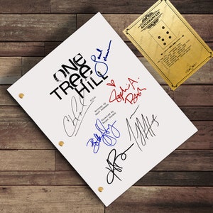 Può includere: Una pagina di sceneggiatura bianca dello show televisivo "One Tree Hill" con il titolo e le firme del cast e della troupe. Le firme includono Chad Michael Murray, Sophia Bush, Bryan Gordon e Mark Schwahn.