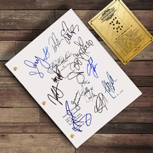 Può includere: Una pagina di sceneggiatura bianca con diverse firme del cast e della troupe dello spettacolo "Pretty Little Liars". Le firme sono in inchiostro nero e blu. La pagina è datata 22 settembre 2009. Una carta dorata con il titolo "Autograph Key" si trova nell'angolo in alto a destra dell'immagine.