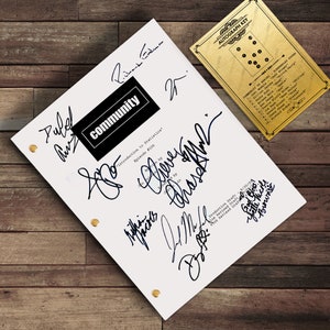 Puede incluir: Un guion firmado de la serie de televisión "Community" titulado "Introduction to Statistics". El guion blanco presenta firmas con tinta negra y ojales dorados. También hay una tarjeta de clave de autógrafos.