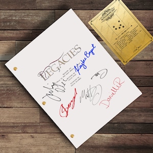 Puede incluir: Un letrero de madera rústica con el texto "Welcome to our home" en letras blancas. El letrero presenta un acabado envejecido y un diseño simple y acogedor, ideal para un porche o entrada.