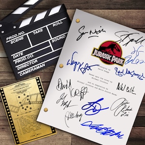 Op de afbeelding: Een witte scriptpagina uit de film Jurassic Park met blauwe handtekeningen van de cast en crew. De handtekeningen omvatten Sam Neill, Laura Dern, Jeff Goldblum en meer. De pagina bevat de titel "Jurassic Park" en de tekst "Scenario door David Koepp" en "Gebaseerd op de roman van Michael Crichton".