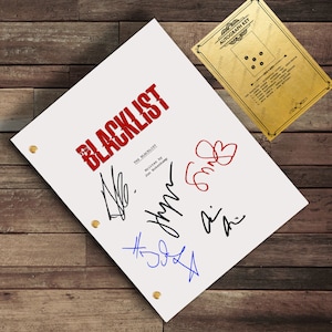Könnte beinhalten: Eine weiße Drehbuchseite mit dem Titel "The Blacklist" in roten Buchstaben. Die Seite ist von fünf Personen signiert, darunter der Autor Jon Bokenkamp. Eine Autogramm-Schlüsselkarte ist ebenfalls in der oberen rechten Ecke zu sehen.