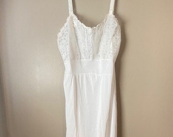 White Aristocrat by Superior nylon nightgown/Vintage white size Medium