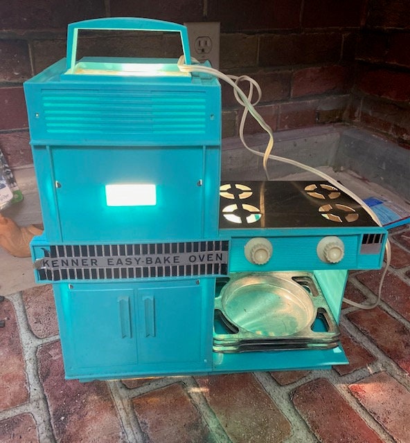 Lot - 1960s Kenner Easy-Bake Oven