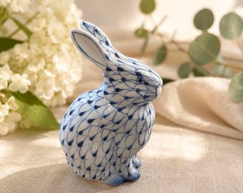 Figura de conejo de porcelana azul y blanca / Decoración de conejo pintada a mano