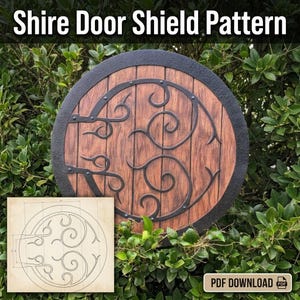 Puede incluir: Una puerta circular de madera con acabado de veta de madera marrón oscuro y detalles de volutas de metal negro. Un dibujo técnico del diseño de la puerta se muestra en la esquina inferior izquierda. El texto Shire Door Shield Pattern está arriba.