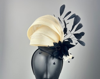 Schwarzer Fascinator mit elfenbeinfarbener Jinsin und schwarzen Federn ""Ebony"""