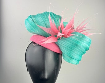 Fascinator rosa con seta acqua e piume rosa "Narcissa"