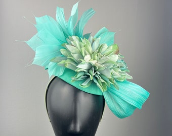 Fascinator Aqua con ortensie acqua e verde pallido e piume acqua "Claudine"