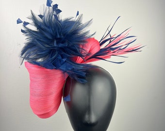 Fascinator in seta corallo con piume blu scuro e corallo "Riella"