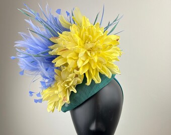 Fascinator verde acqua con fiore giallo e piume lilla "Dixie"