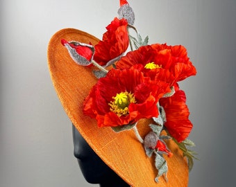 Orange Sinimay Boater Fascinator mit orange-roten Mohnblumen und Blättern „Vail“