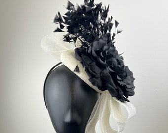 Schwarz-elfenbeinfarbener Fascinator mit handgefertigter Schwarzer Rose und Federn ""Valentina"""