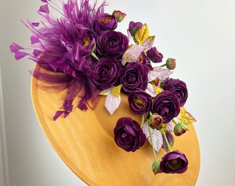 Tocado de platillo amarillo dorado con plumas moradas y Ranunculus "Cameron"