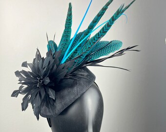 Schwarzer Fascinator mit blaugrünen und schwarzen Federn „Danica“