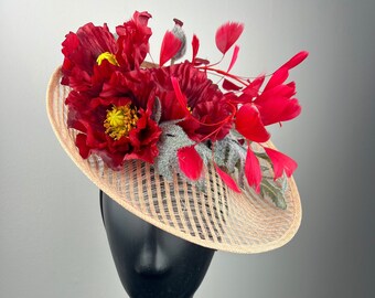 Fascinator marrone chiaro con papaveri rossi e piume rosse "Kaoru"