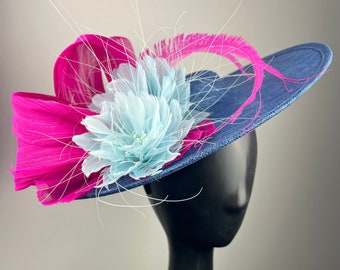 Marineblauer Fascinator mit magentafarbener Seide und babyblauen Federn „Amethyst“