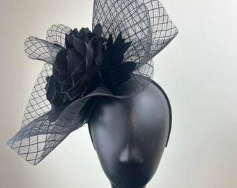 Fascinator in crinolina nera con rose "Rosamund"