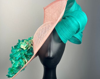 Fascinator rosa cipria con ortensie verde acqua e seta di abaca verde acqua "Tamaki"