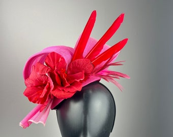 Rosafarbener Seiden-Fascinator mit roten Blumen „Circe“