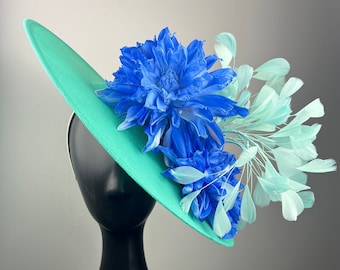 Aqua-Fascinator mit Immergrün-Dahlien und Aqua-Federn „Darby“