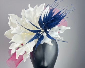 Fascinator di loto bianco con crinolina rosa e piume blu scuro "Mavis"