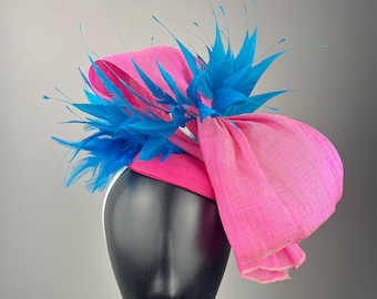 Rosa Fascinator mit rosa Seide und blauen Federn „Linzi“