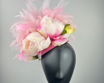 Fascinator rosa con piume rosa e peonie "Suki"