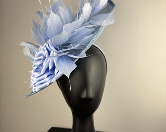 Blassblauer Fascinator mit Blüte und Federn ""Gabriella"""