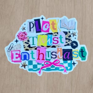 Puede incluir: Una pegatina colorida con las palabras "Plot Twist Enthusiast" en un estilo collage. El diseño incluye un lazo rosa, una flor rosa, una abeja, un libro y un estampado de leopardo negro y dorado.
