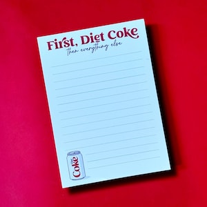 以下が含まれることがあります： 白い文字で「Welcome to our home」と書かれた素朴な木製サイン。 傷んだ仕上げとシンプルで魅力的なデザインで、玄関の装飾に最適です。