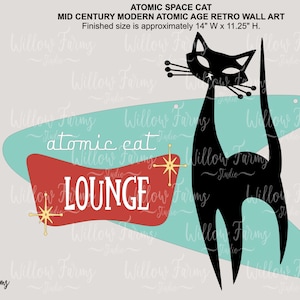 Op de afbeelding: Een zwart silhouet van een kat met een retro-ontwerp uit het atoomtijdperk. De kat staat voor een rood en turquoise bord met de tekst "atomic cat lounge".