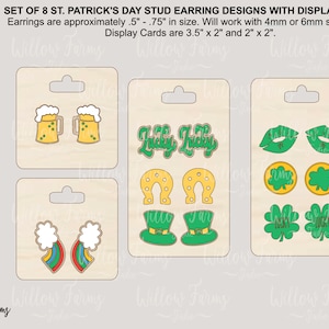 Op de afbeelding: Set van acht St. Patrick's Day oorknopdesigns met displaykaarten. De oorknoppen zijn ongeveer 1,25 tot 1,9 cm groot. De displaykaarten zijn 8,9 cm bij 5,1 cm en 5,1 cm bij 5,1 cm. De ontwerpen omvatten bierglazen, klavertjesvier, hoefijzers, hoeden, lippen en de woorden "Lucky" en "Lucky Charm".