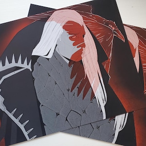 Puede incluir: Lámina artística que presenta una ilustración estilizada de una figura con pelo largo blanco y una expresión severa. La obra de arte tiene una paleta de colores oscuros con acentos rojos y grises, y una criatura parecida a un dragón en el fondo.