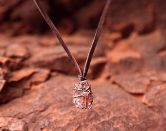 Collar de roca / piedra y cuero envuelto en alambre de color naranja y gris: ¡único en su tipo!