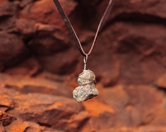 Collar de roca / piedra y cuero envuelto en alambre verde y naranja: ¡único en su tipo!