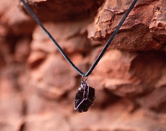 Collar de roca / piedra y cuero de obsidiana negra envuelta en alambre: ¡único en su tipo!