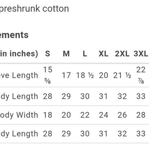 Pu&ograve; includere: Tabella delle misure di un capo, tra cui lunghezza manica, lunghezza totale del corpo, larghezza del corpo e lunghezza del corpo, in centimetri. Le taglie vanno dalla S alla 5XL. Il tessuto &egrave; 100% cotone prelavato.