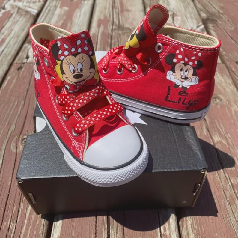 Tenue d'anniversaire Minnie Mouse, tenue en jean Minnie Mouse, short en jean Minnie, chemise Minnie, tenue en jean Minnie, chaussures Minnie et short en jean image 6