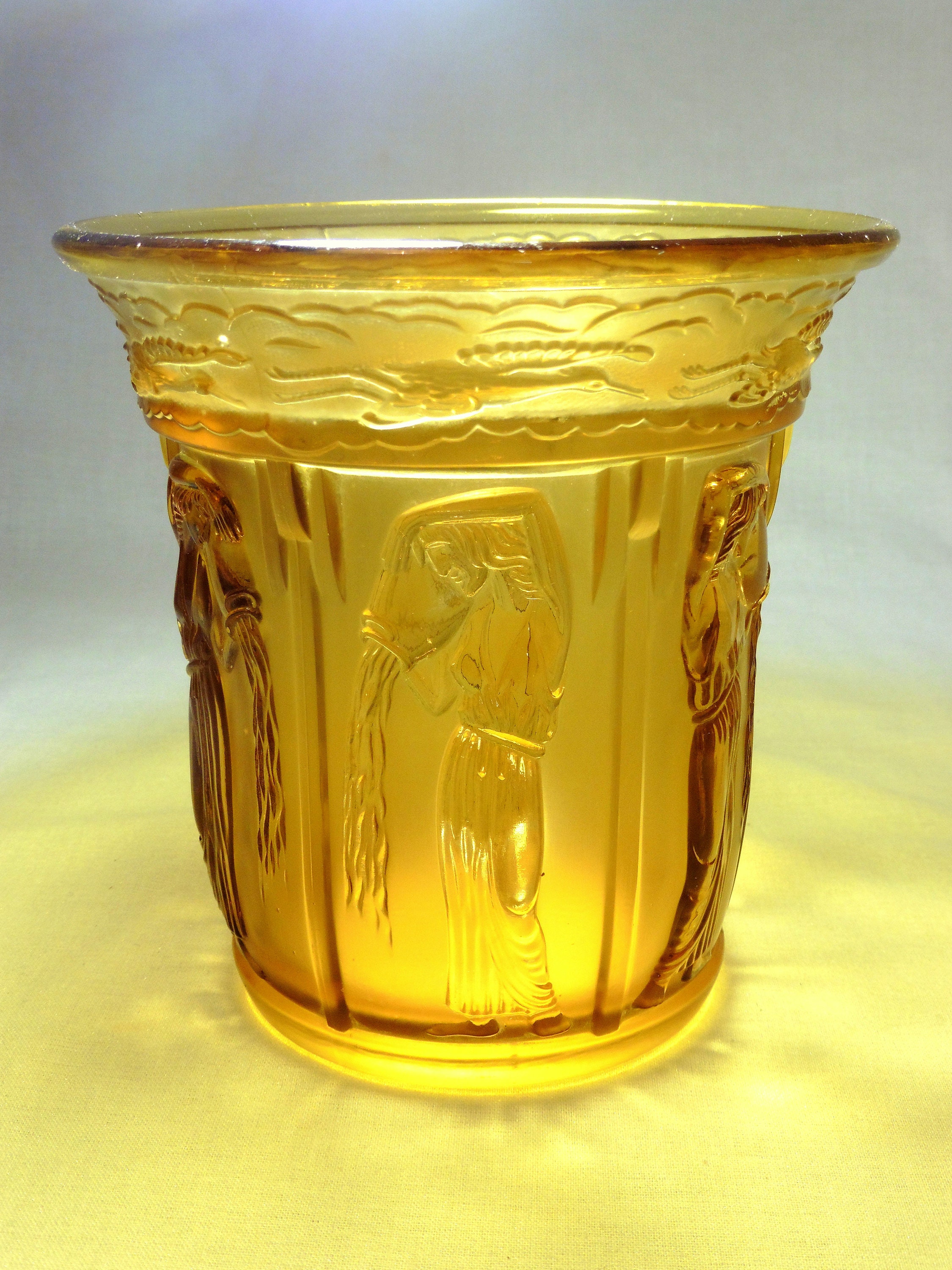 Vase en Pâte de Verre Ambrée Style Lalique 1926 - Scène Antique Mythologie Grecque Les Danaïdes en P